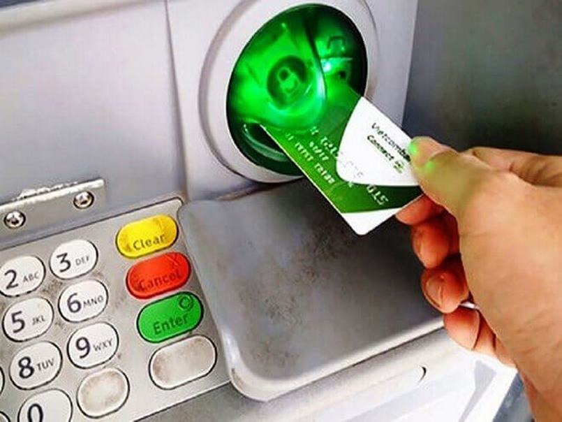 Kiểm tra số dư bằng thẻ ngân hàng qua cây ATM 